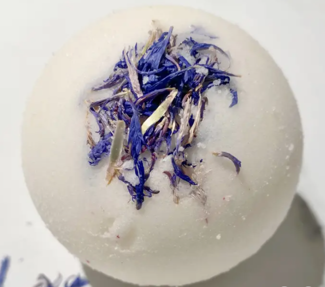 Boule de bain artisanale nourrissante garnie de fleurs de bleuet